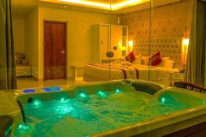 Best Jacuzzi Suites Near Me: Hot Tub Hotels | Crown American Hotels | Luxury, Comfort & Top Destinations